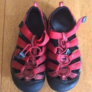 Boys Keens size 5